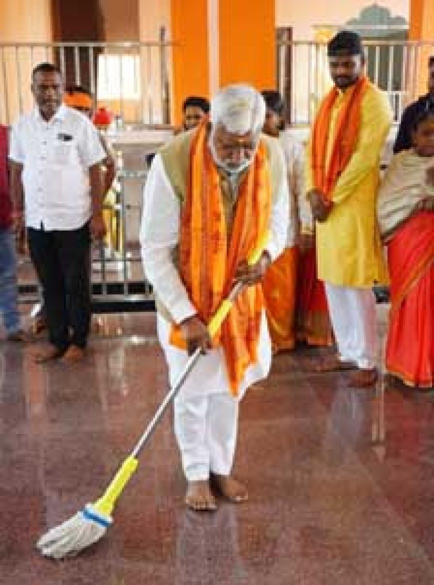 पूर्व कैबिनेट मंत्री पांडे ने दुर्गा मंदिर में साफ सफाई की एवं श्रमदान किया