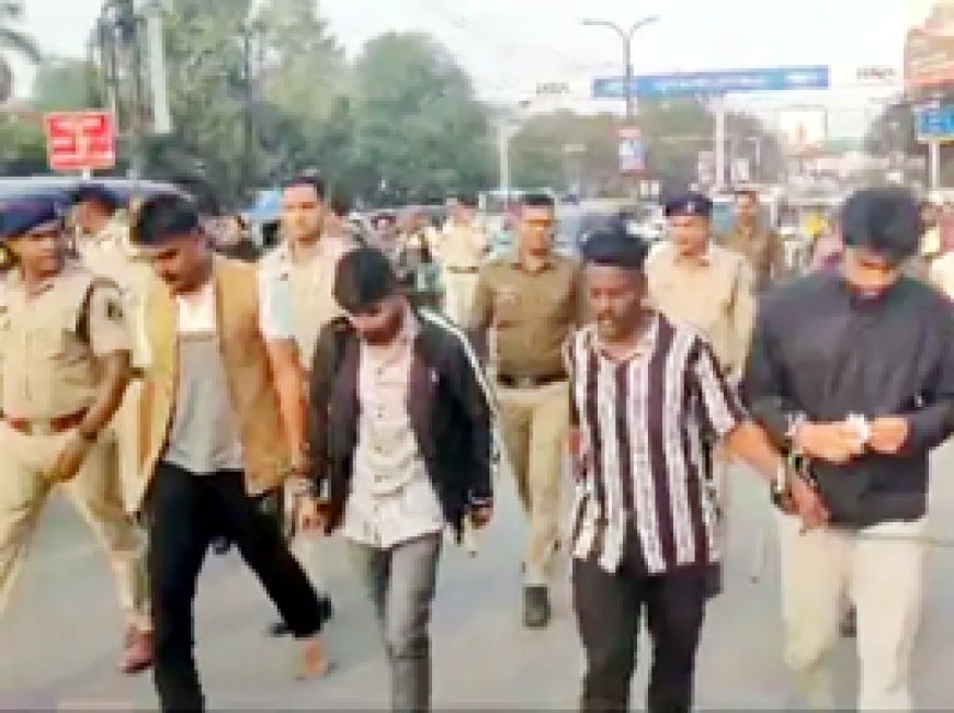 बुजुर्ग को पीटने वाले बदमाशों का पुलिस ने निकाला जुलूस:रायपुर में दबंगई का वीडियो हुआ था वायरल