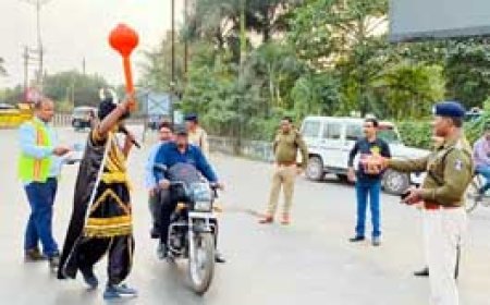 बिना हेलमेट गाड़ी चला रहे लोगों को 'यमराज' ने दौड़ाया:कहा- सुरक्षा का ध्यान नहीं रखा, तो हादसा होने पर सच के यमराज आ जाएंगे