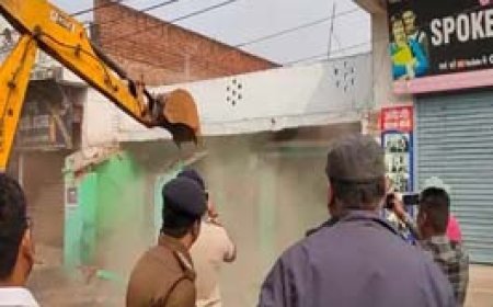 हत्या के आरोपियों के घर चला निगम का बुलडोजर:नाबालिग छात्र की चाकू मारकर की गई थी हत्या, विधायक के निर्देश पर हुई कार्रवाई