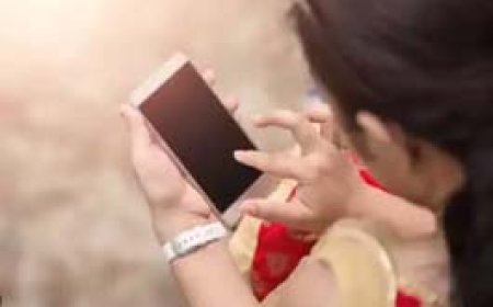 पति ने मोबाइल छीना तो पत्नी ने लगा ली फांसी:दुर्ग में रील्स के चक्कर में दी जान....