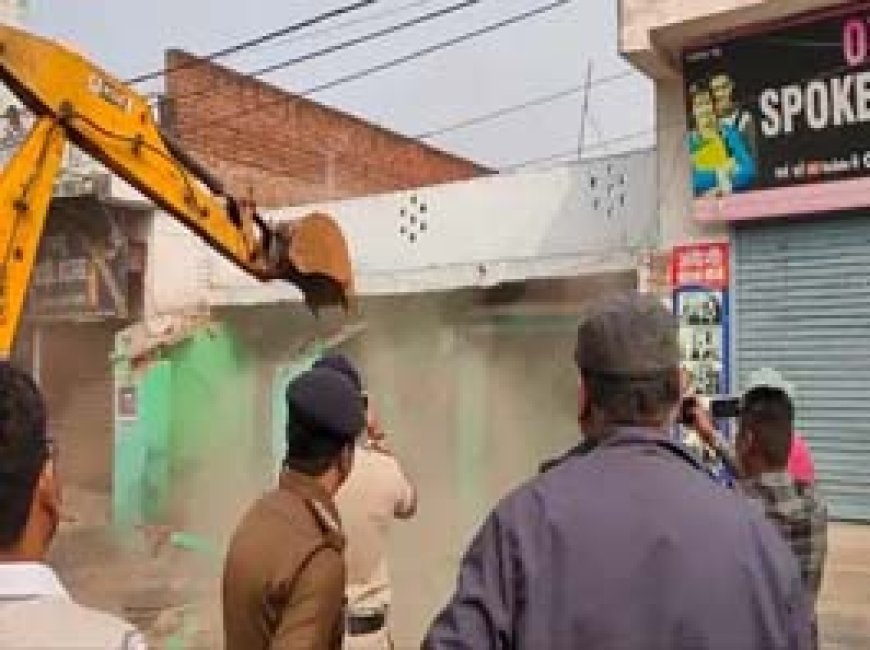 हत्या के आरोपियों के घर चला निगम का बुलडोजर:नाबालिग छात्र की चाकू मारकर की गई थी हत्या, विधायक के निर्देश पर हुई कार्रवाई