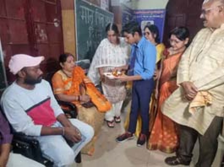 CG के स्कूलों में मनाया गया मातृ-पितृ दिवस:मां सरस्वती की पूजा के बाद बच्चों ने की परिजनों की पूजा..