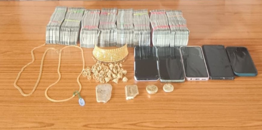स्कार्पियों से 50 लाख कीमत के सोने के टुकड़े, सोने के ज्वेलरी और 19.50 लाख रुपए नगदी बरामद