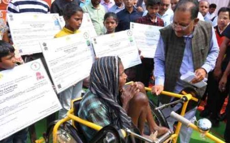 मुख्यमंत्री विष्णुदेव साय ने दिव्यांगजनों को प्रमाण पत्र, बस पास, अन्य सामग्रियों का किया वितरण