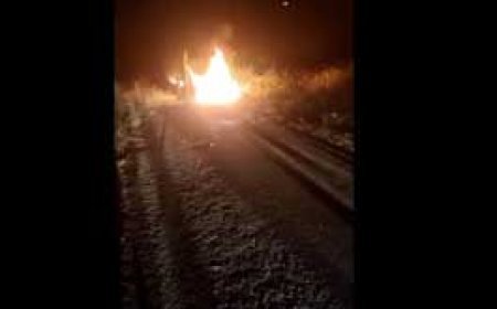 रायगढ़ में 7 साल के बच्चे की मौत, हादसे के बाद फूटा गांव का गुस्सा, जेसीबी में लगा दी आग, FIR दर्ज