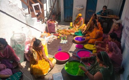 परिवर्तन महिला स्व सहायता समूह की अध्यक्ष श्रीमती गीता राजपूत के हाथों में आई हुनर से महिलाओ में बही परिवर्तन की बयार
