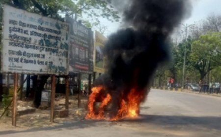 रिसाली में धु-धु कर जल उठी टाटा इंडिका… पुलिस और फायर ब्रिगेड की टीम मौके पर पहुंची, फायर फाइटरर्स ने आग पर पाया काबू; देखिए VIDEO