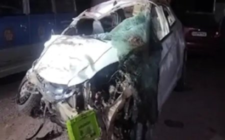 डिवाइडर से टकराई कार, 2 लोगों की मौत:हादसे में 2 लोग गंभीर रूप से घायल....