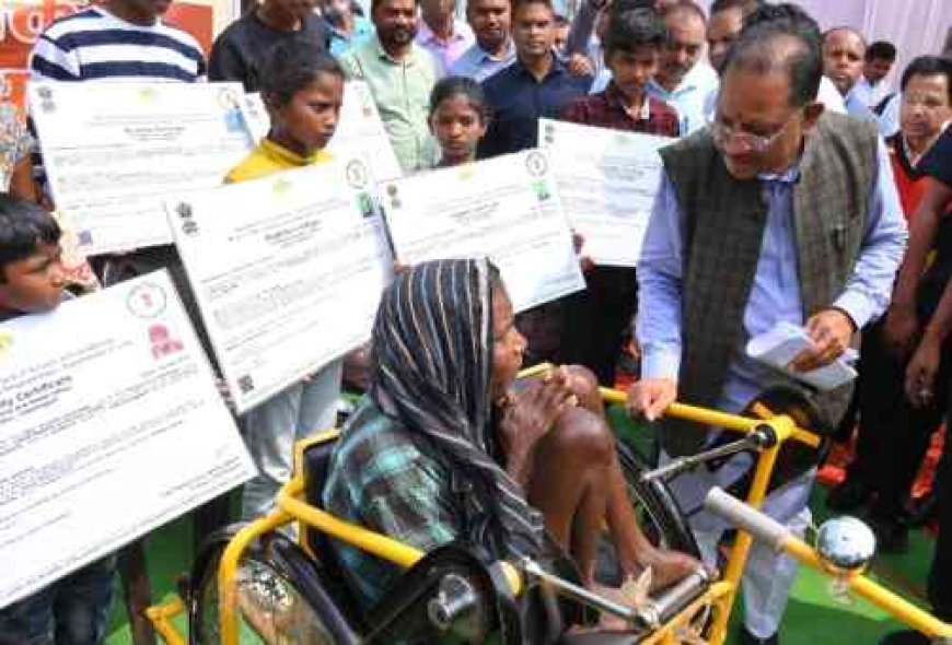 मुख्यमंत्री विष्णुदेव साय ने दिव्यांगजनों को प्रमाण पत्र, बस पास, अन्य सामग्रियों का किया वितरण