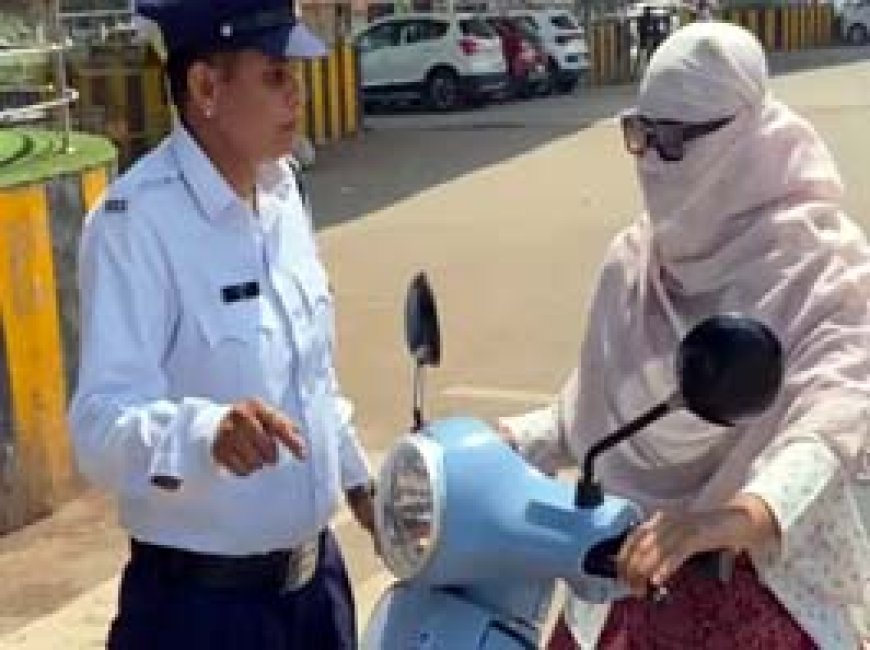 दुर्ग में महिला आरक्षकों ने संभाली चौक-चौराहों की कमान:महिला दिवस पर उठाई ट्रैफिक की जिम्मेदारी.....