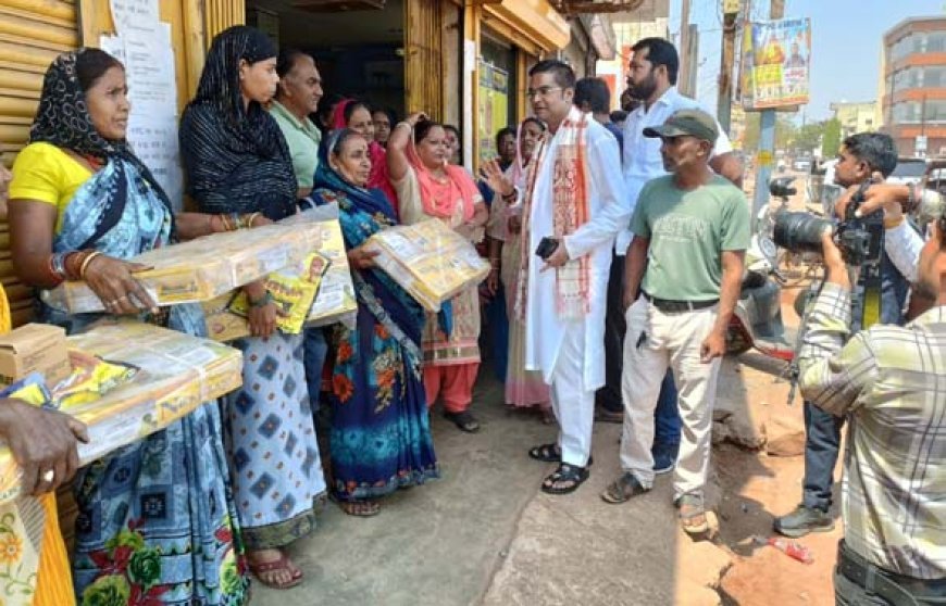गैस सिलेंडर और चूल्हा पा कर खिले महिलाओं के चेहरे, दो वार्ड की 55 महिलाएं लाभान्वित