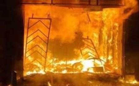 ब्रेकिंग न्यूज : कपड़ा दुकान में लगी आग:लाखों रुपए का सामान जलकर खाक, आग बुझाने में जुटी फायर ब्रिगेड की टीम