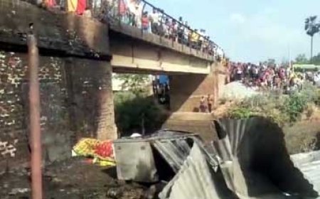 BREAKING NEWS  : ट्रांसफार्मर की चिंगारी से झोपड़ी में लगी आग, एक ही परिवार के 7 लोगों की मौत