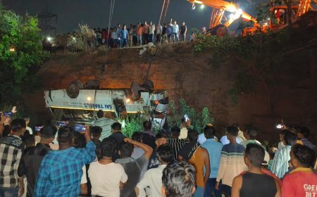 कुम्हारी  के पास मजदूरों से भरी बस दुघर्टना ग्रस्त  15 मजदूरों की मौत 15 से अधिक घायल ...अधिकाश मजदूर भिलाई निवासी है..घायलों का उपचार एम्स रायपुर मे जारी है.  मृतकों के परिजनों  को 10-10 लाख देने की घोषणा