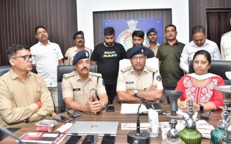 पुलिस गई थी हुक्का पकड़ने और हो गया बड़ा खुलासा: दो भाई हुक्का पिलाने के साथ कर रहे थे धोखाधड़ी; 50 नग सीम, 15 नग आईडीएफसी बैंक के चेकबुक सहित अन्य सामान जप्त