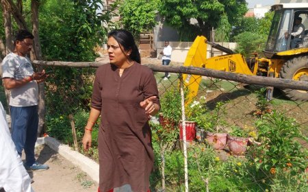 नाली में गोबर देख भड़की आयुक्त मोनिका वर्मा, डेयरी संचालक पर ठोका 2000 ₹ का जुर्माना