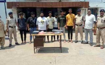 आनलाईन सट्टा : आरोपियों से 18 नग मोबाईल, 03 नग लैपटाप, 01 नग टेबलेट व 02 नग चार्जर कीमती 02 लाख रूपये जप्त