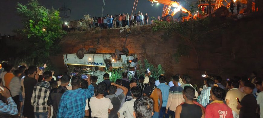 कुम्हारी के पास मजदूरों से भरी बस दुघर्टना ग्रस्त 15 मजदूरों की मौत 15 से अधिक घायल ...अधिकाश मजदूर भिलाई निवासी है..घायलों का उपचार एम्स रायपुर मे जारी है. मृतकों के परिजनों को 10-10 लाख देने की घोषणा