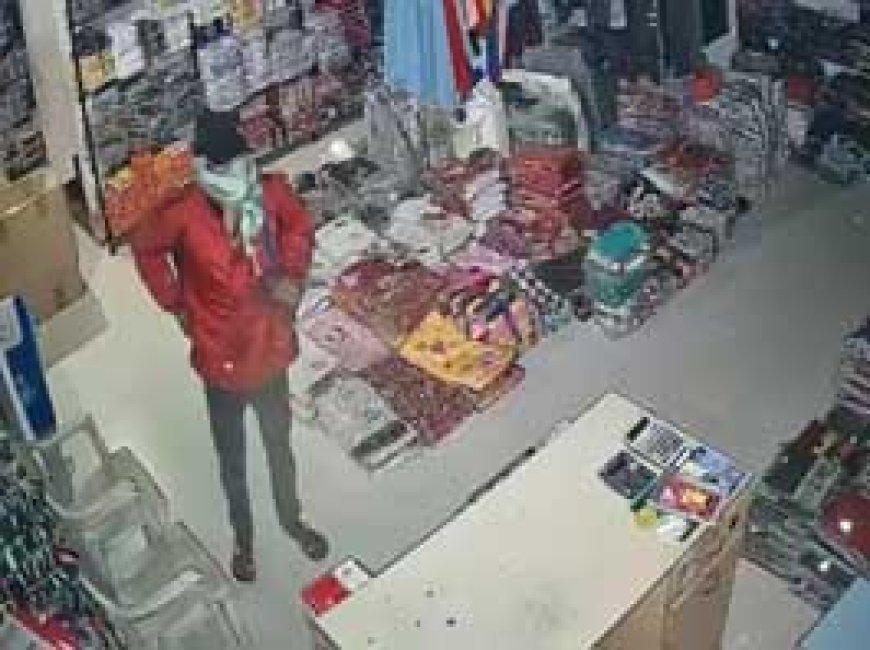 पंडरी कपड़ा मार्केट में 10 दुकानों के ताले टूटे...अकेला चोर दुकानों में खोजता रहा कैश