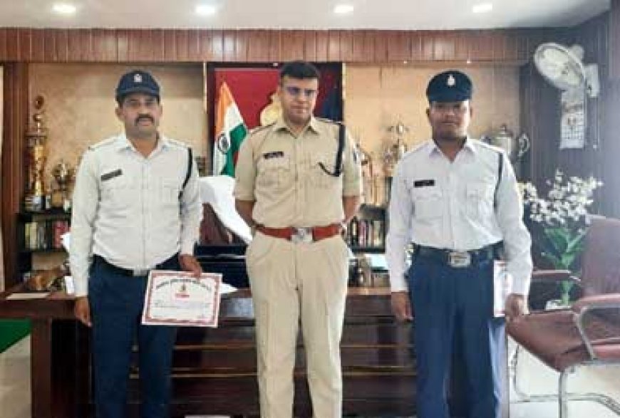 उत्कृष्ट कार्य करने वाले पुलिस कर्मचारियों का किया गया सम्मान