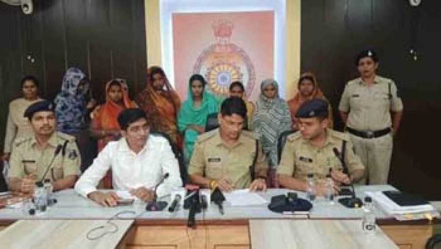 महिला चोर गिरोह को पुलिस ने पकड़ा : गिरोह की 8 महिला आरोपी गिरफ्तार, 2 नग सोने का चैन बरामद