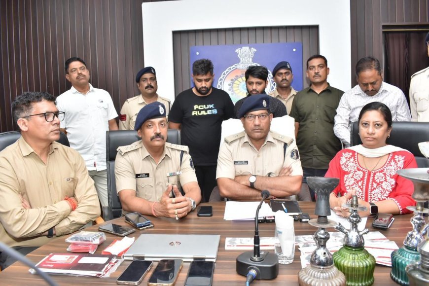 पुलिस गई थी हुक्का पकड़ने और हो गया बड़ा खुलासा: दो भाई हुक्का पिलाने के साथ कर रहे थे धोखाधड़ी; 50 नग सीम, 15 नग आईडीएफसी बैंक के चेकबुक सहित अन्य सामान जप्त