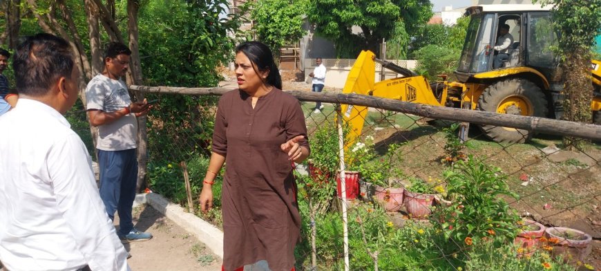 नाली में गोबर देख भड़की आयुक्त मोनिका वर्मा, डेयरी संचालक पर ठोका 2000 ₹ का जुर्माना