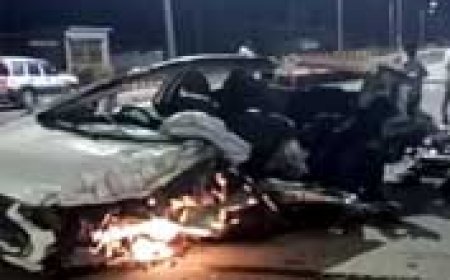 ट्रेलर से टकराकर कार के परखच्चे उड़े, युवक की मौत....नेशनल हाईवे पर हादसे के बाद इंजन में लगी आग...