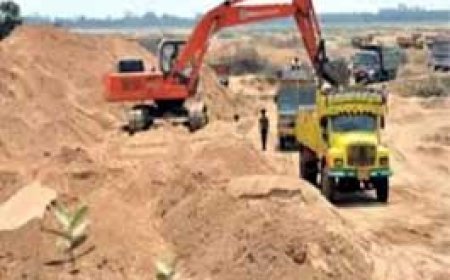 रात में अवैध रेत लोडिंग, एक हाइवा की कीमत ले रहे सात हजार....