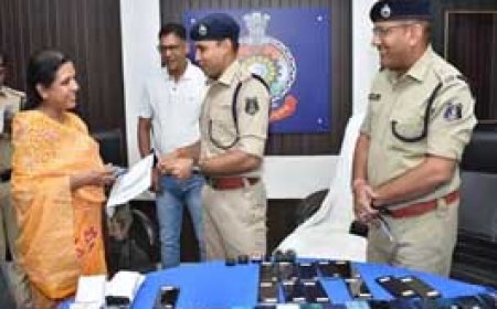 दुर्ग पुलिस ने खोजे 35 लाख के गुम मोबाइल:SP ने मालिकों को सौंपे 170 फोन....