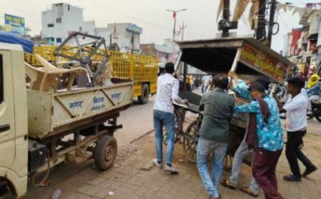 नगर निगम जोन 6 नगर निवेष विभाग ने संतोषी नगर चैक से शुभम के मार्ट तक अवैध कब्जों को हटाया.....