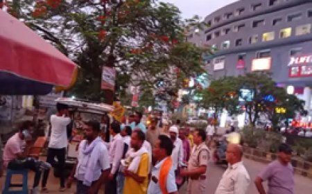 सूर्या मॉल के सामने बेजा कब्जा पर निगम का एक्शन.....अवैध पार्किंग से लेकर ठेले-खोमचे तक हटाए गए....