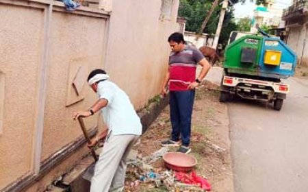 निगम आयुक्त लोकेश चंद्राकर ने नालियों की सफाई व्यवस्था अपनी देखरेख में कराया....