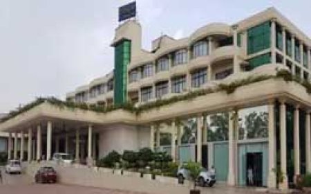 रायपुर में बेबीलोन होटल के कब्जे पर चला बुलडोजर........नाली बंद कर बनवाया था किचन-लेबर क्वार्टर