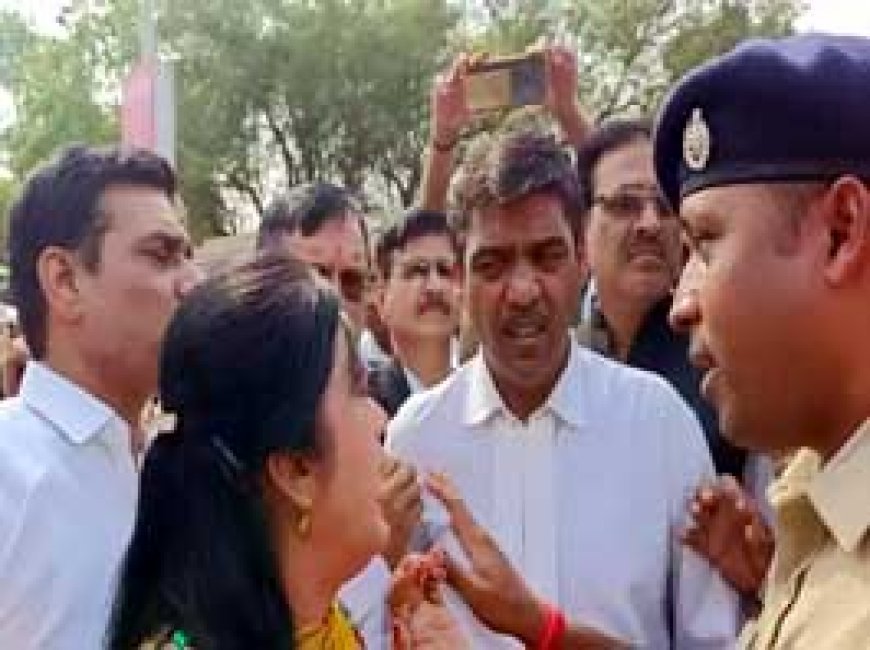 वकील की हुई पिटाई चप्पलों से ....... दुर्ग में अधिवक्ता संघ ने किया चक्काजाम........