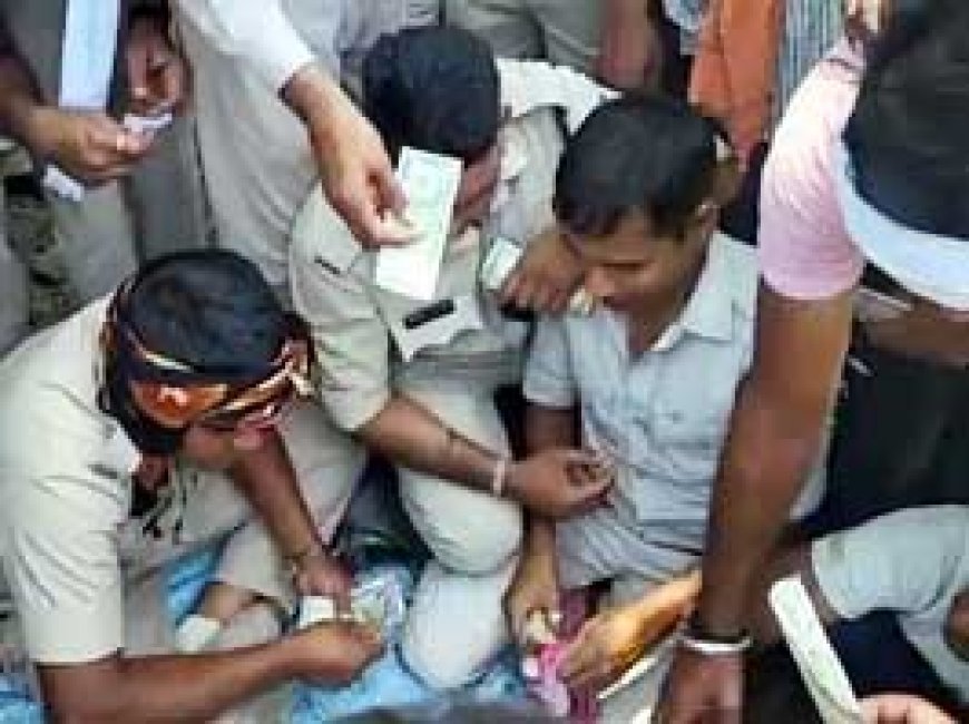 चुनाव ड्यूटी में पुलिसकर्मियों का जुए पर दांव.... स्ट्रॉन्ग रूम के बाहर सजी थी महफिल....