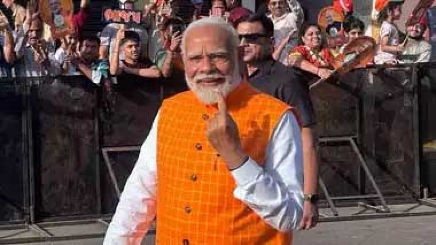प्रधानमंत्री नरेन्द्र मोदी ने किया मतदान...लोगों से की स्वास्थ्य का ध्यान रखने की अपील, भीड़ में बच्चे को दुलारा...