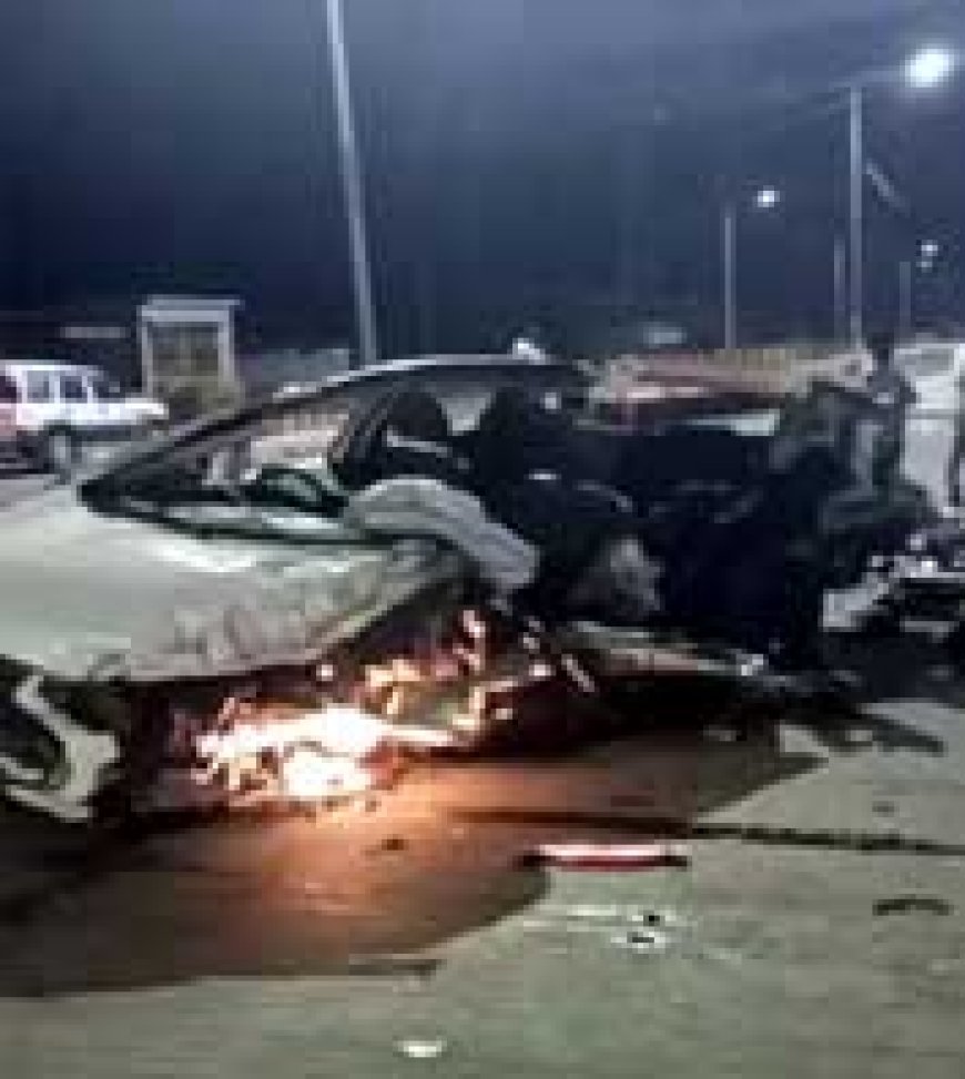 ट्रेलर से टकराकर कार के परखच्चे उड़े, युवक की मौत....नेशनल हाईवे पर हादसे के बाद इंजन में लगी आग...