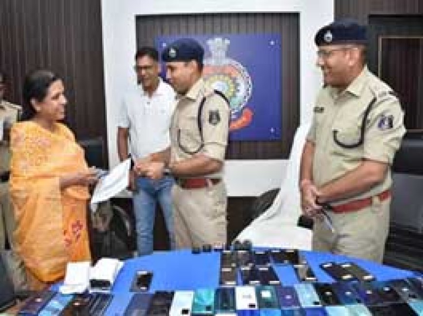 दुर्ग पुलिस ने खोजे 35 लाख के गुम मोबाइल:SP ने मालिकों को सौंपे 170 फोन....