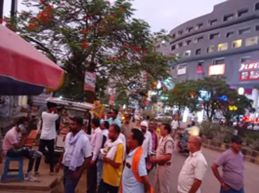 सूर्या मॉल के सामने बेजा कब्जा पर निगम का एक्शन.....अवैध पार्किंग से लेकर ठेले-खोमचे तक हटाए गए....