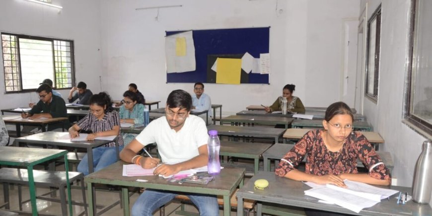 कलेक्टर डॉ. गौरव सिंह के मार्गदर्शन में पहली बार यूपीएससी प्रारंभिक परीक्षा 2024 के लिए निशुल्क मॉक टेस्ट का हुआ आयोजन