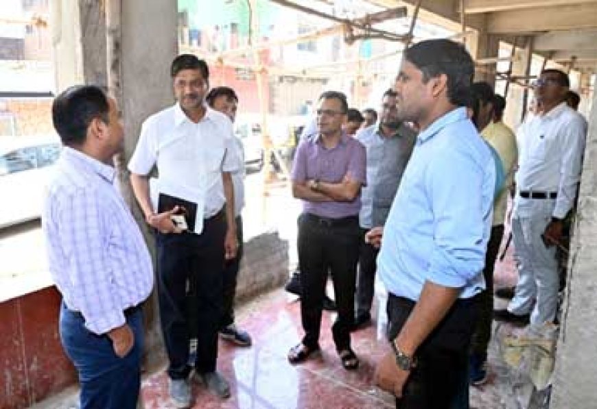 निर्माणाधीन शास्त्री बाजार परिसर के निरीक्षण के लिए पहुंचे कलेक्टर डॉ. गौरव कुमार सिंह