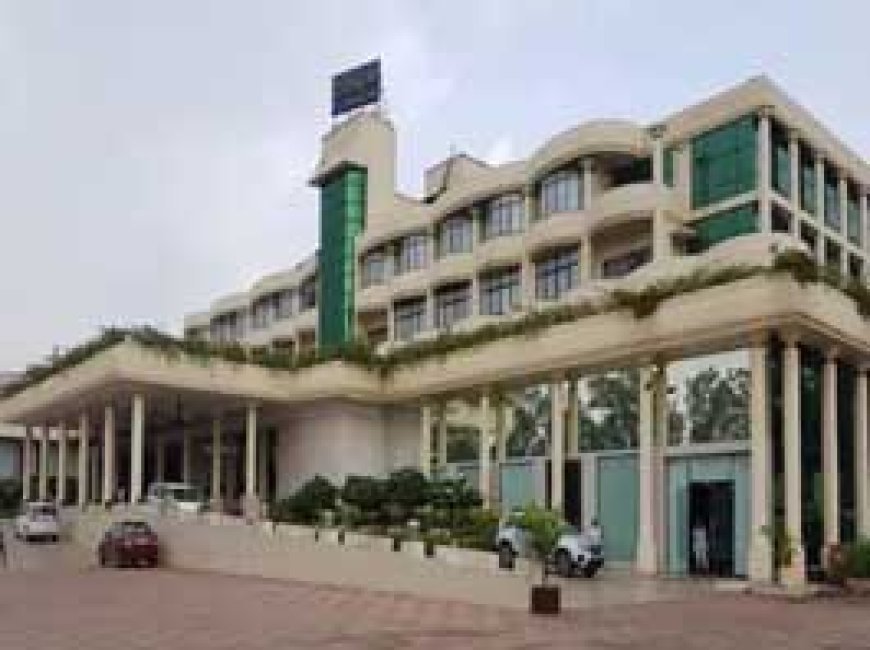 रायपुर में बेबीलोन होटल के कब्जे पर चला बुलडोजर........नाली बंद कर बनवाया था किचन-लेबर क्वार्टर