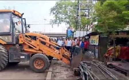 संडे मार्केट से गदा चौक तक अवैध कब्जा पर चला बुल्डोजर.... नगर निगम ने की कार्रवाई... पुलिस बल भी तैनात
