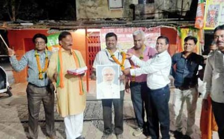 मोदी जी के तीसरी बार प्रधानमंत्री शपथ लेने पर कार्यकर्ताओं ने आतिशबाजी नारे लगाकर  पटाखे फोड़ खुशी मनाई