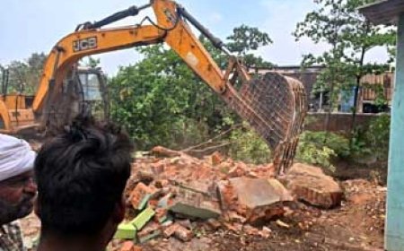 नाली एवं सड़क के ऊपर  अवैध निर्माण  को  तोड़ने की कार्रवाई लगातार जारी