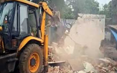भिलाई में गोलीकांड के आरोपी के मकान पर चला बुलडोजर...क्वार्टरों पर अवैध कब्जा कर वसूल रहा था किराया