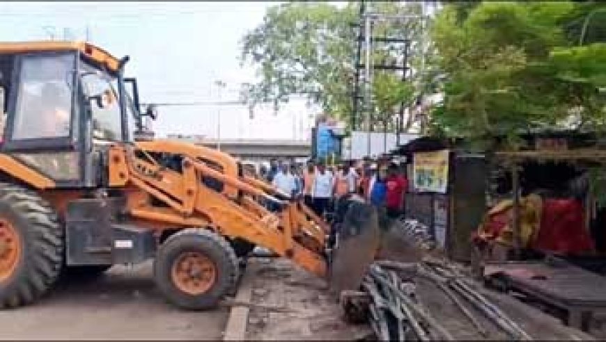 संडे मार्केट से गदा चौक तक अवैध कब्जा पर चला बुल्डोजर.... नगर निगम ने की कार्रवाई... पुलिस बल भी तैनात