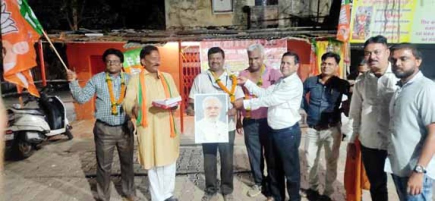 मोदी जी के तीसरी बार प्रधानमंत्री शपथ लेने पर कार्यकर्ताओं ने आतिशबाजी नारे लगाकर  पटाखे फोड़ खुशी मनाई